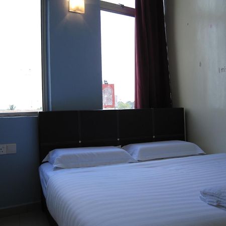 Max Inn Hotel 파리트 라자 객실 사진