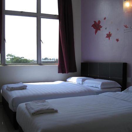 Max Inn Hotel 파리트 라자 객실 사진