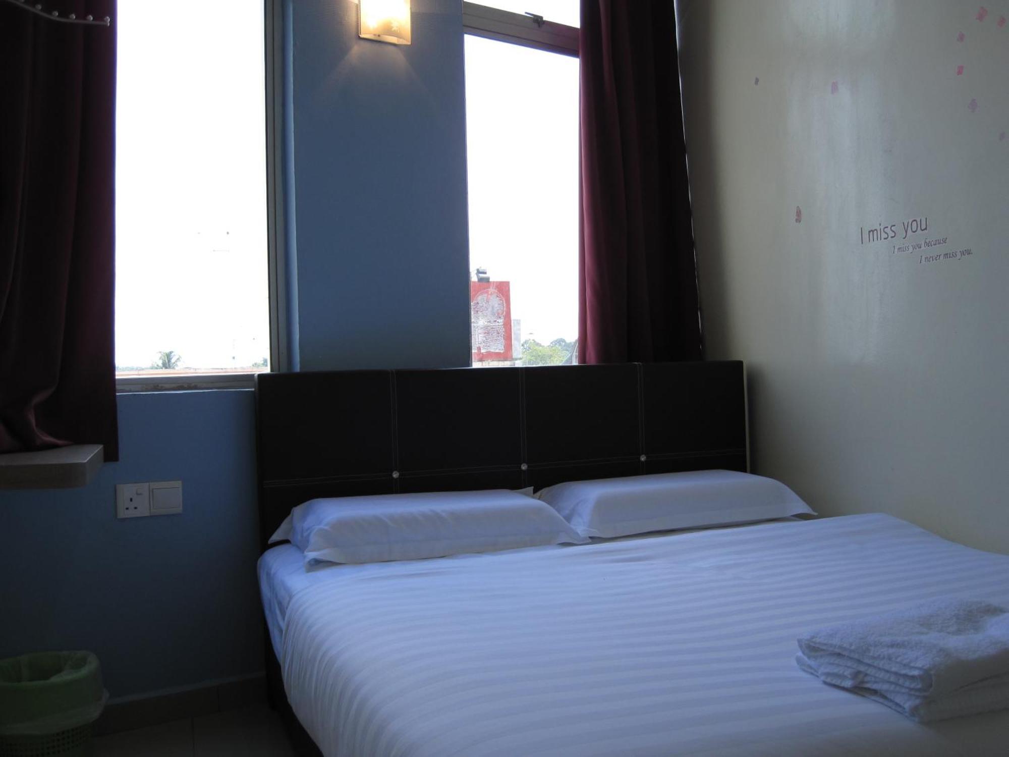 Max Inn Hotel 파리트 라자 객실 사진