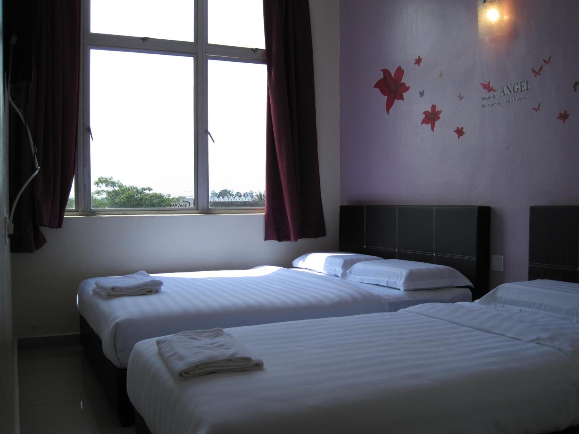 Max Inn Hotel 파리트 라자 객실 사진
