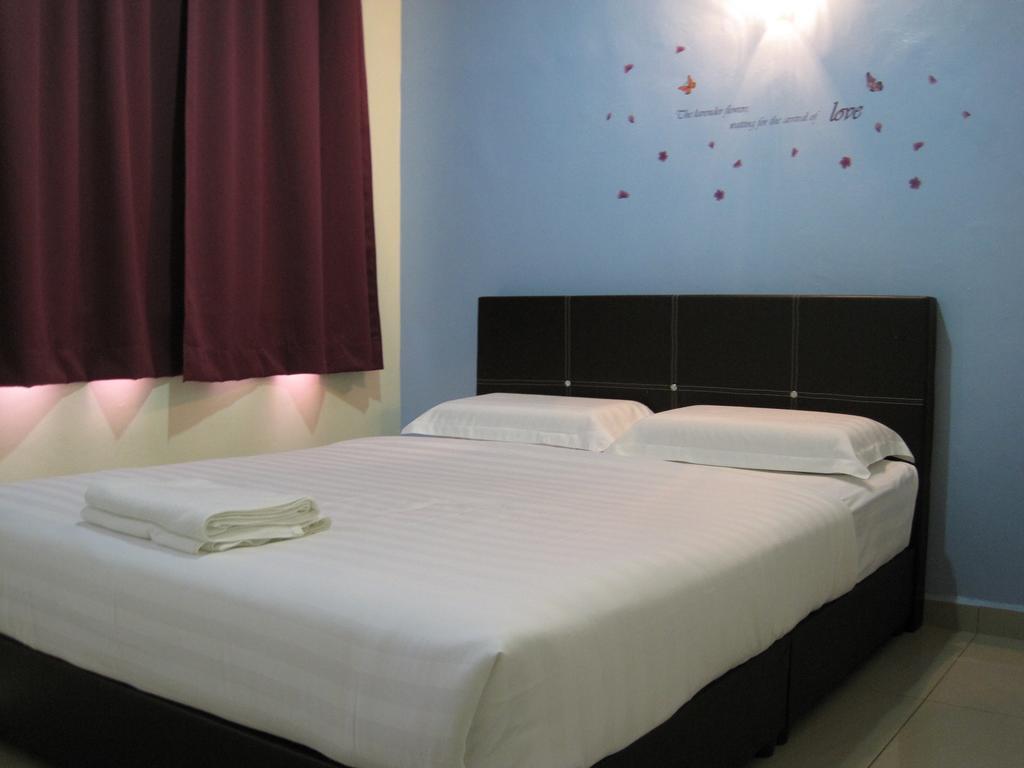 Max Inn Hotel 파리트 라자 외부 사진