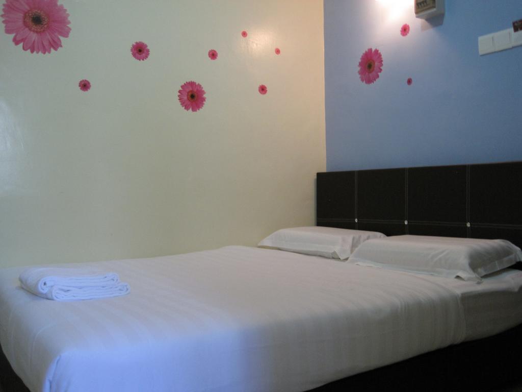 Max Inn Hotel 파리트 라자 객실 사진