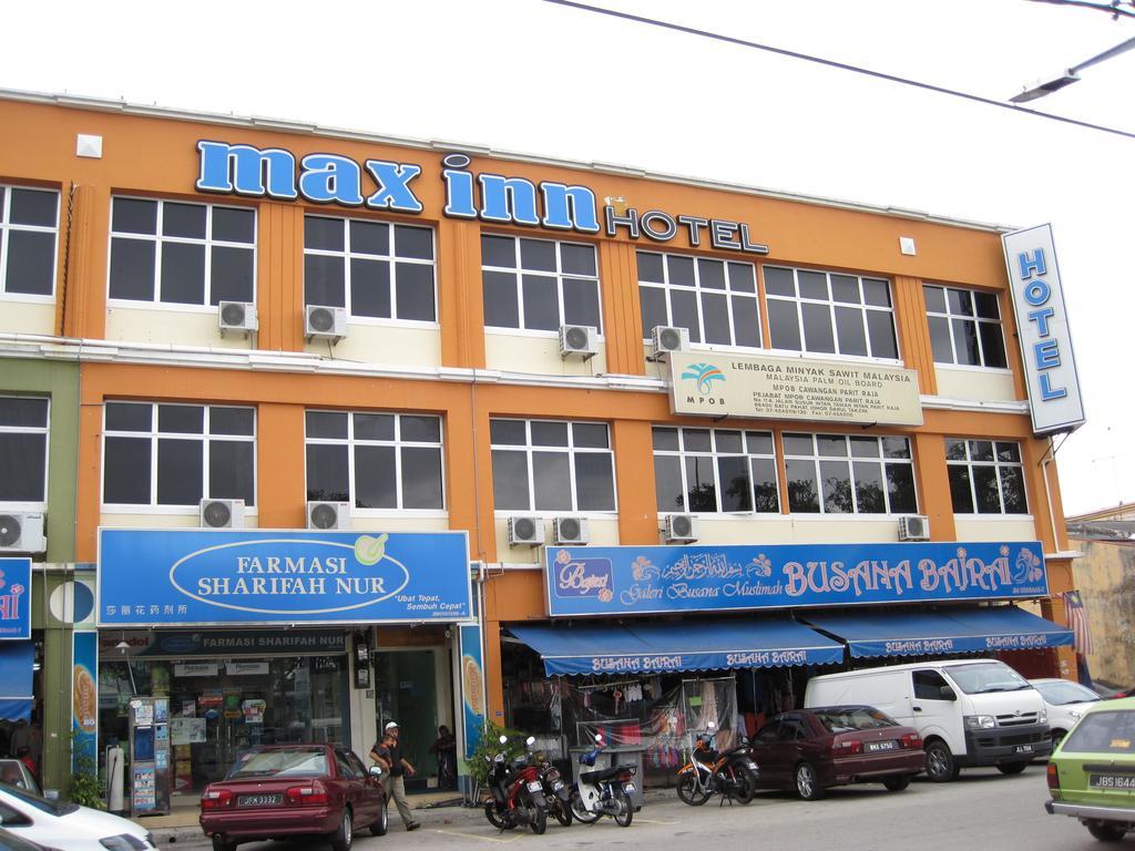Max Inn Hotel 파리트 라자 외부 사진