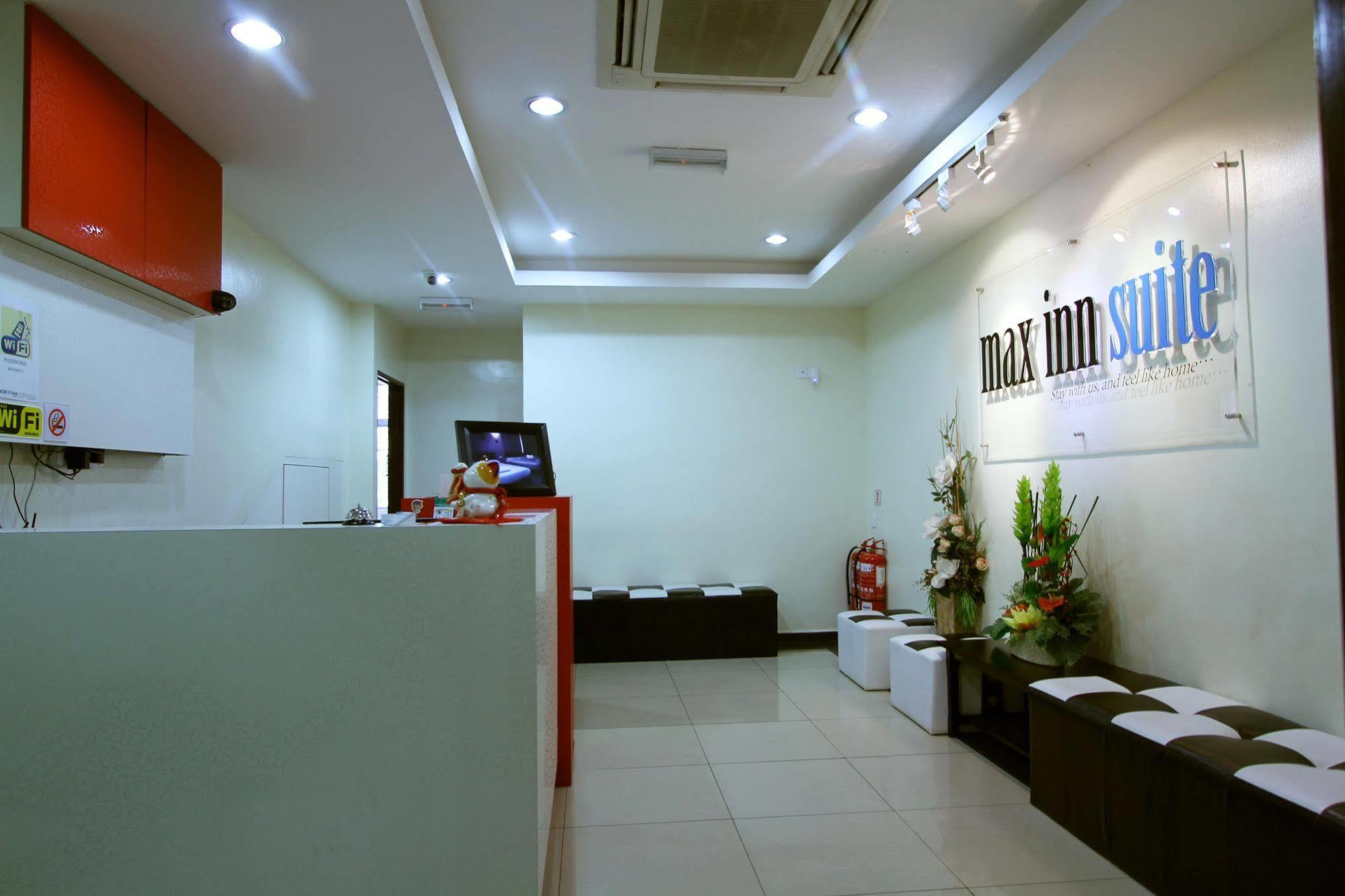 Max Inn Hotel 파리트 라자 외부 사진