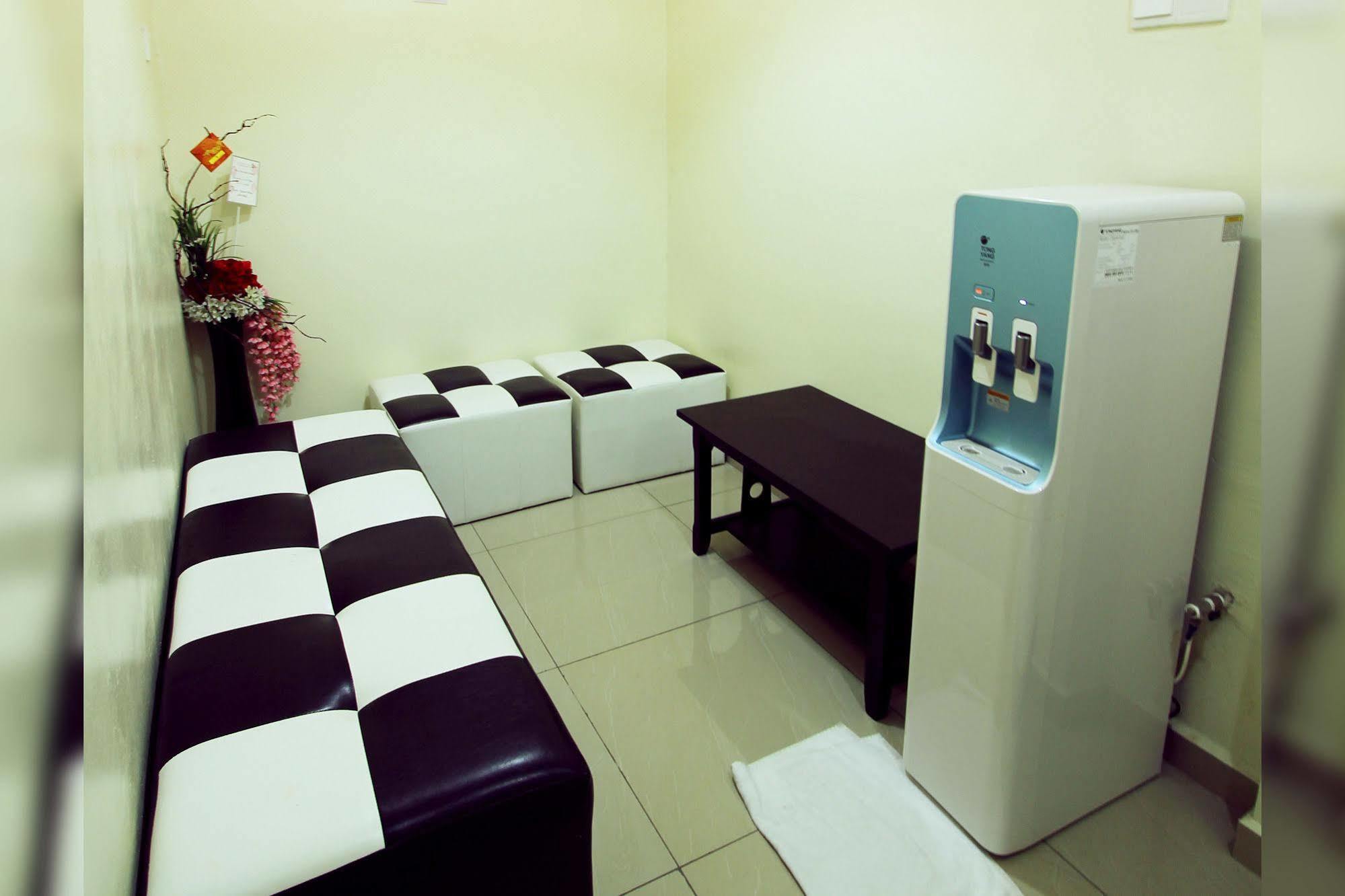 Max Inn Hotel 파리트 라자 외부 사진