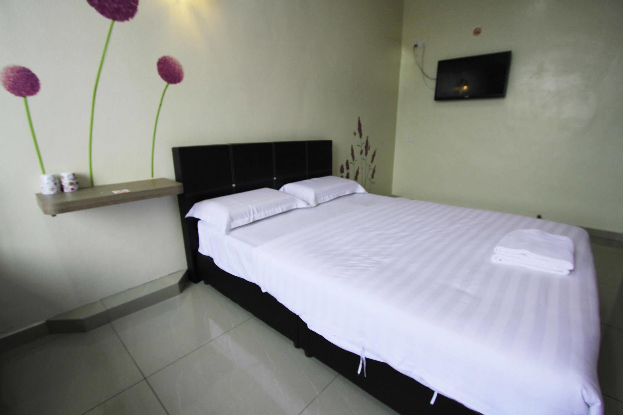 Max Inn Hotel 파리트 라자 외부 사진