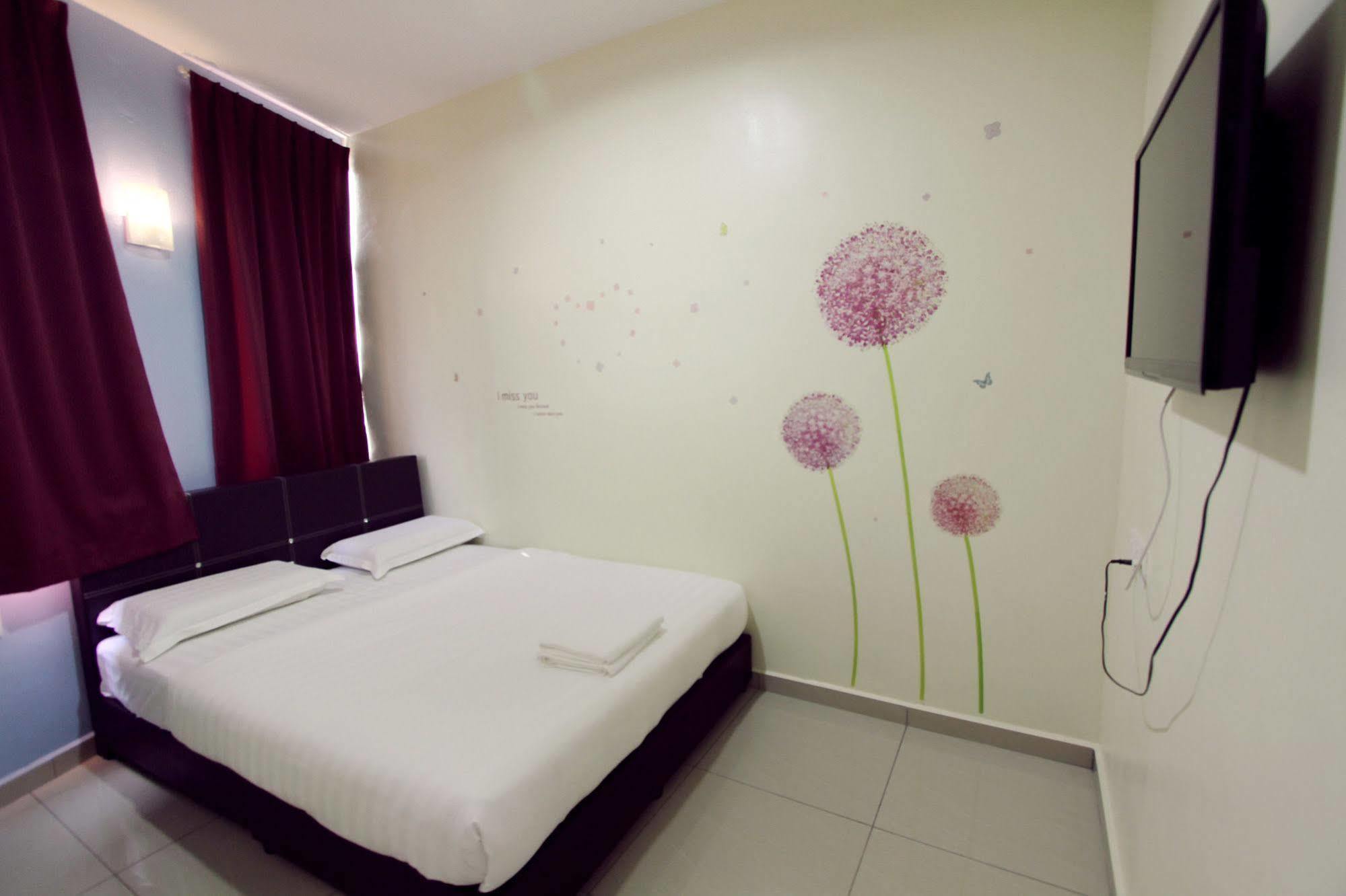 Max Inn Hotel 파리트 라자 외부 사진