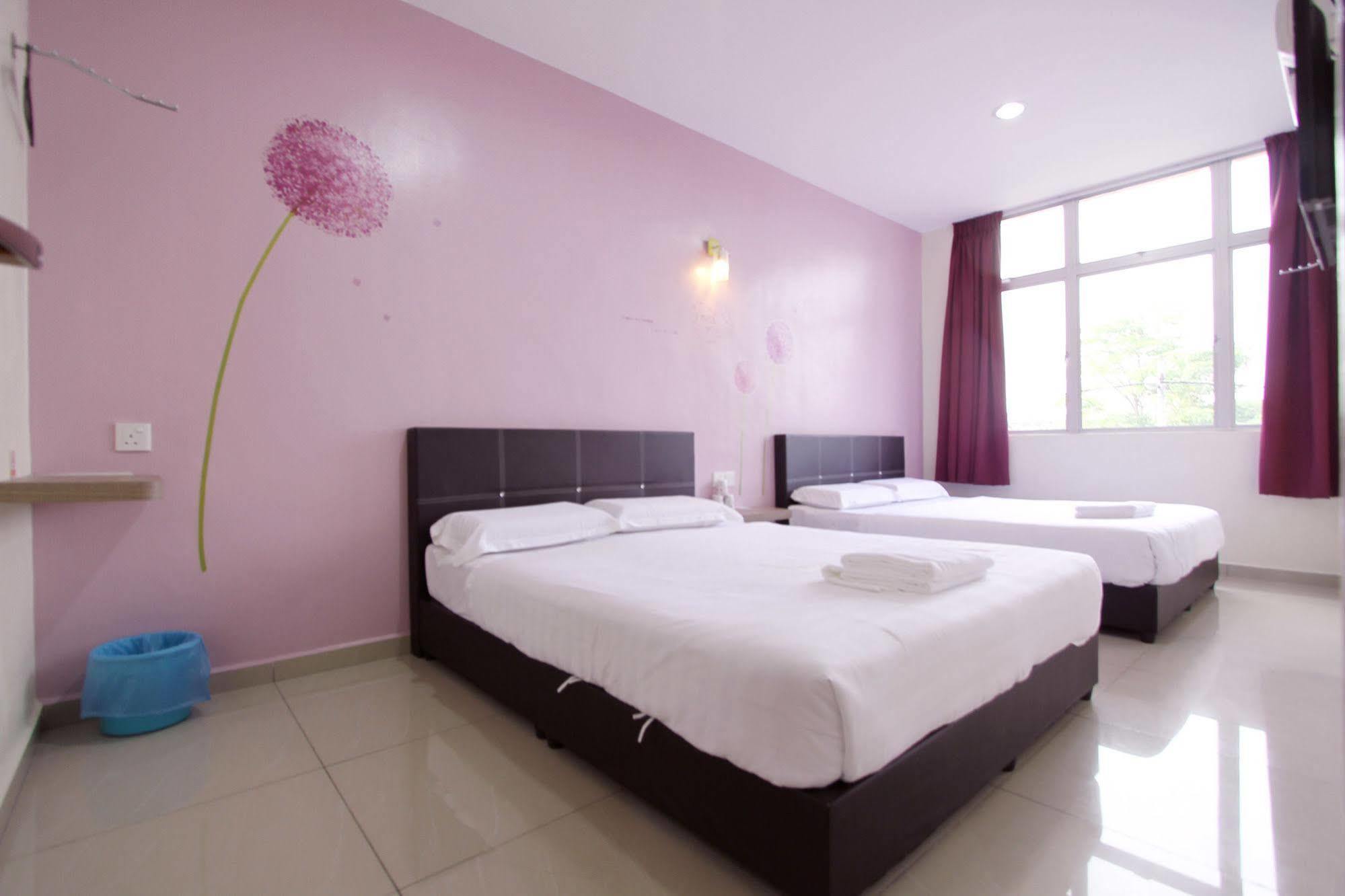 Max Inn Hotel 파리트 라자 외부 사진