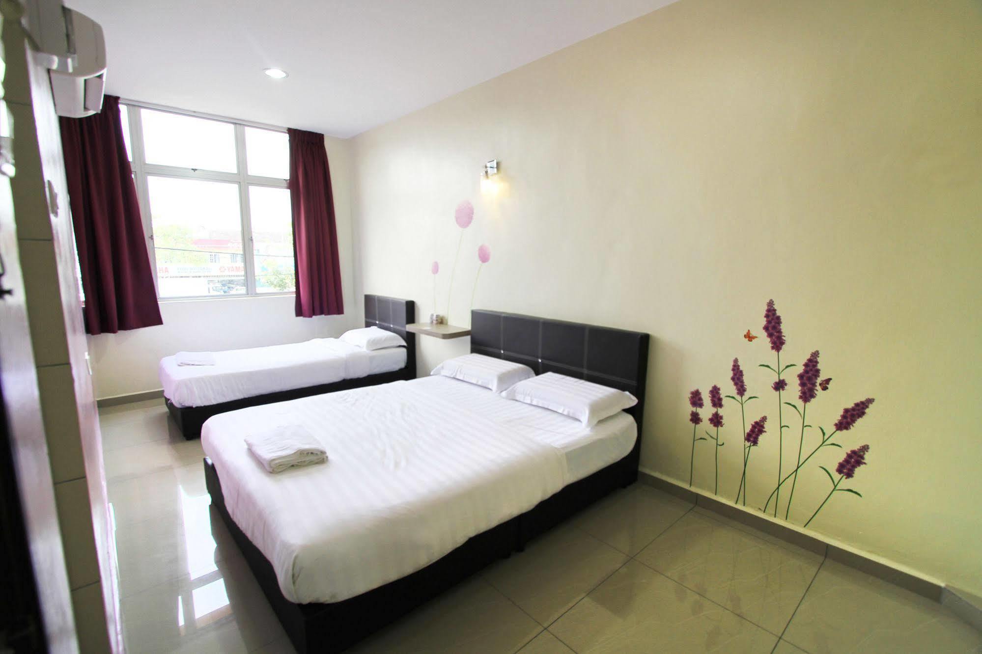 Max Inn Hotel 파리트 라자 외부 사진