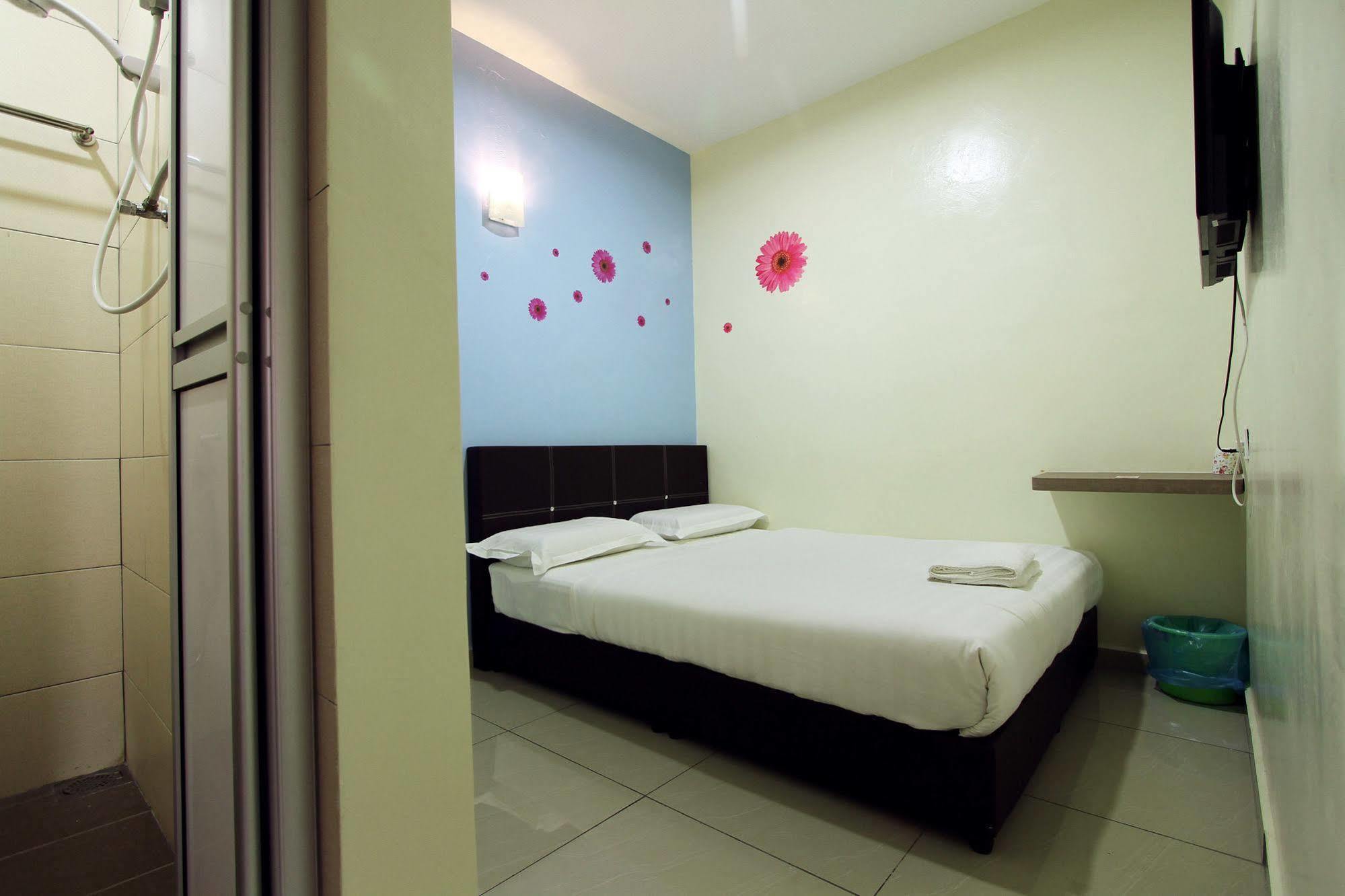 Max Inn Hotel 파리트 라자 외부 사진