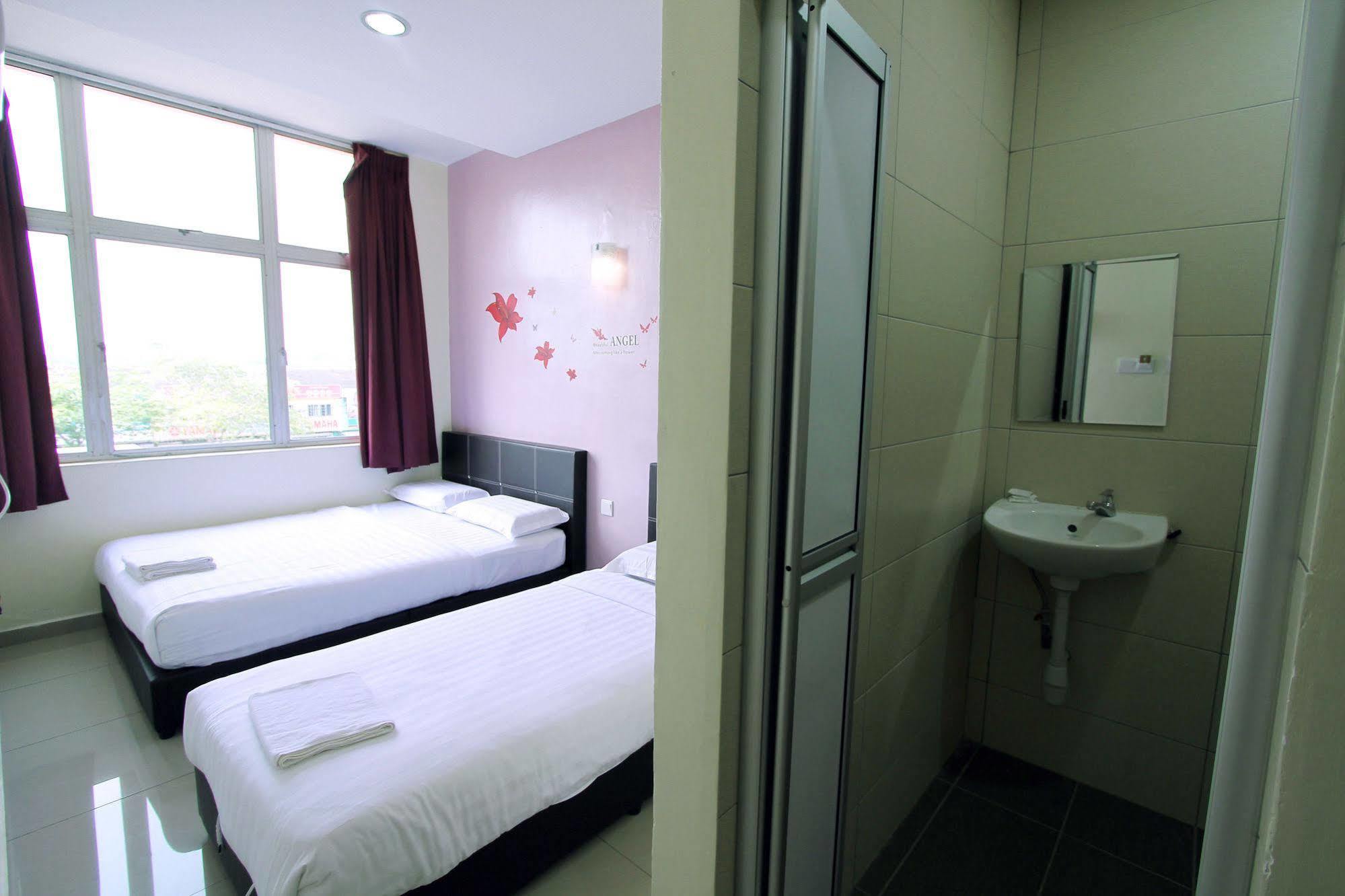 Max Inn Hotel 파리트 라자 외부 사진