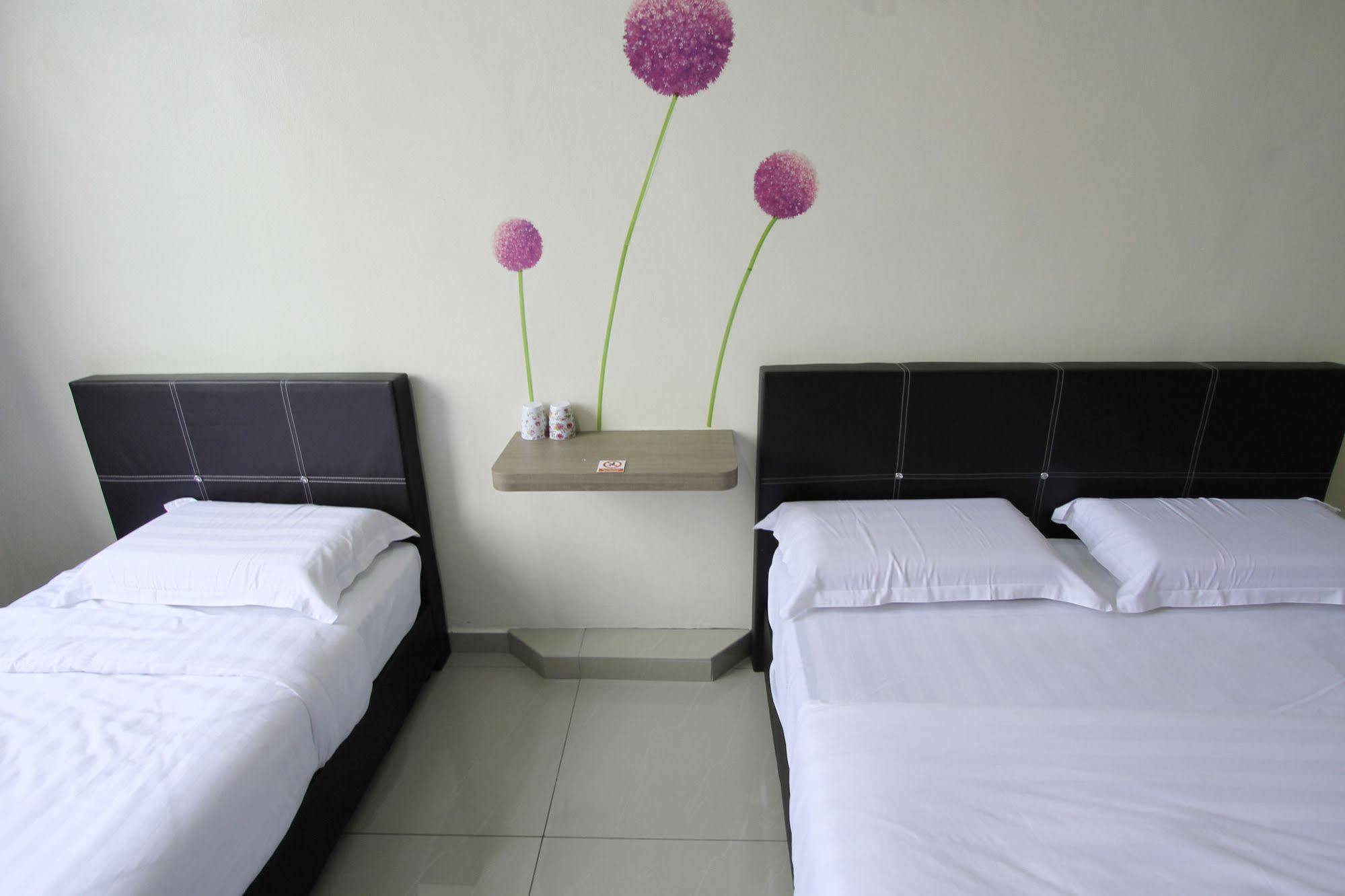 Max Inn Hotel 파리트 라자 외부 사진