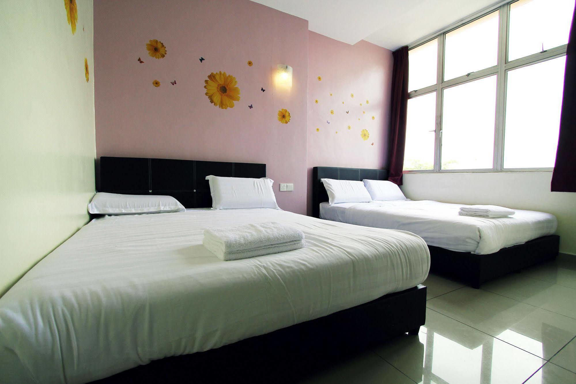 Max Inn Hotel 파리트 라자 외부 사진