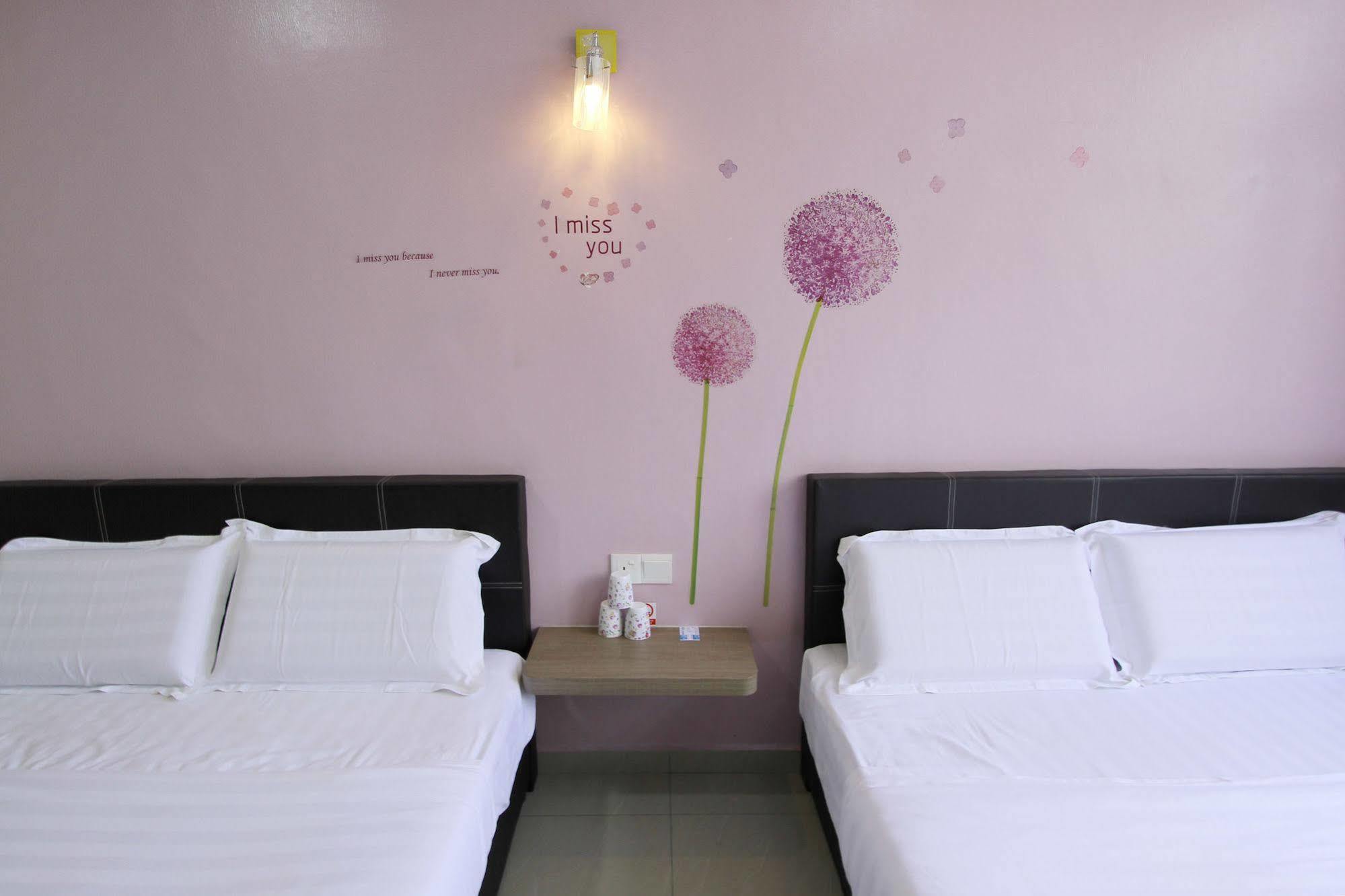 Max Inn Hotel 파리트 라자 외부 사진