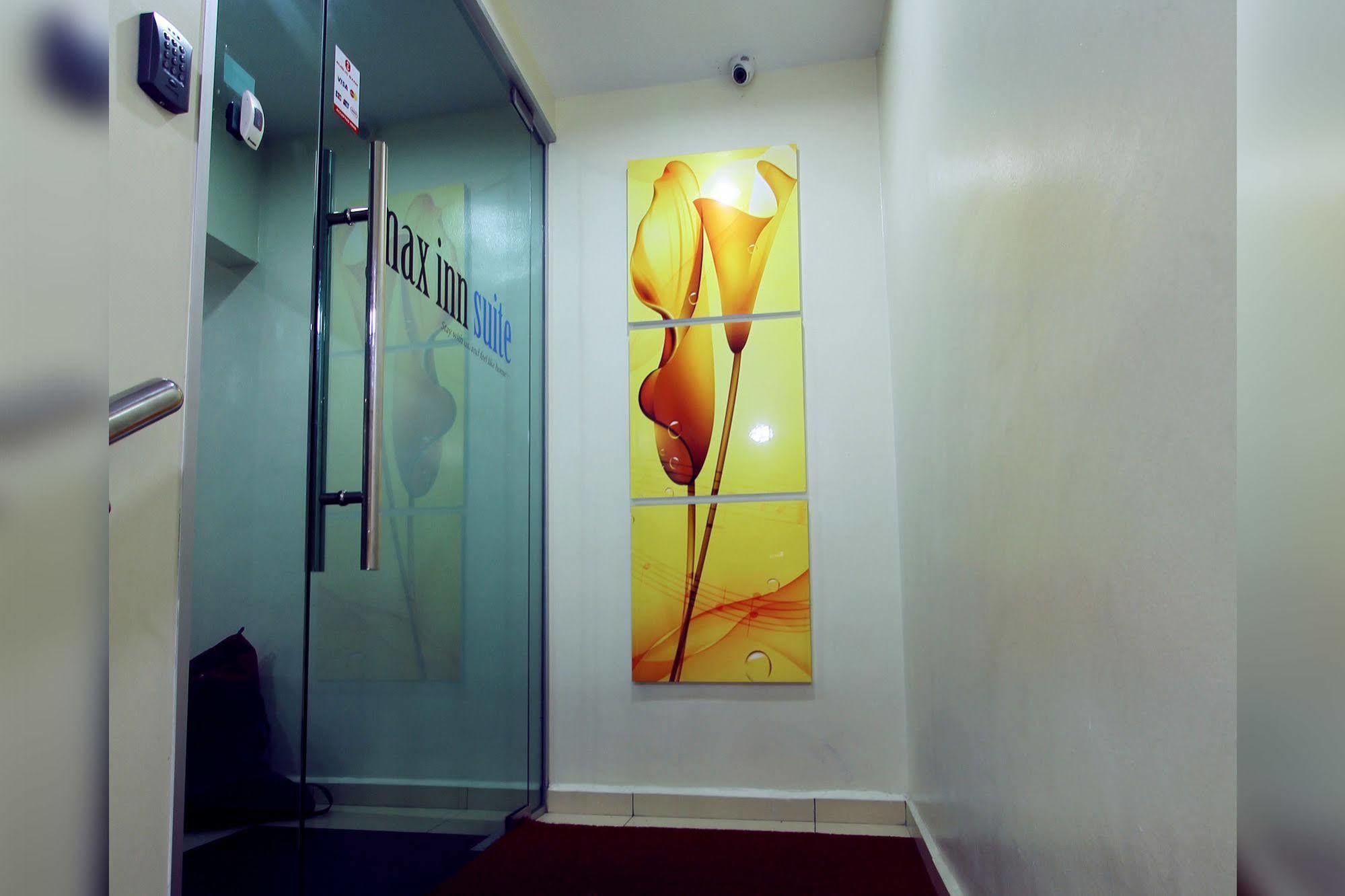 Max Inn Hotel 파리트 라자 외부 사진