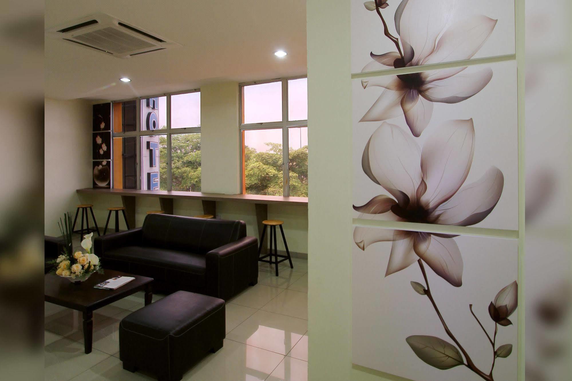 Max Inn Hotel 파리트 라자 외부 사진